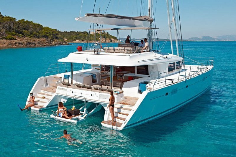 Excursión en catamarán a calas secretas